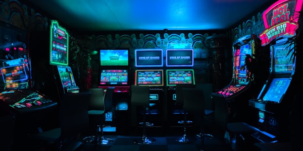 7790必发集团科幻题材游戏《星际征途》概念图 - 未来城市与太空飞船